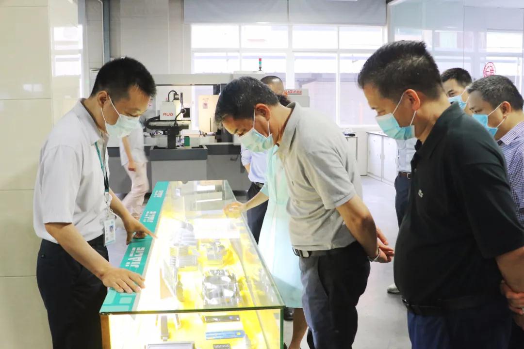 伍培进带队深刻企业调研，坚定企业信念同谋发展